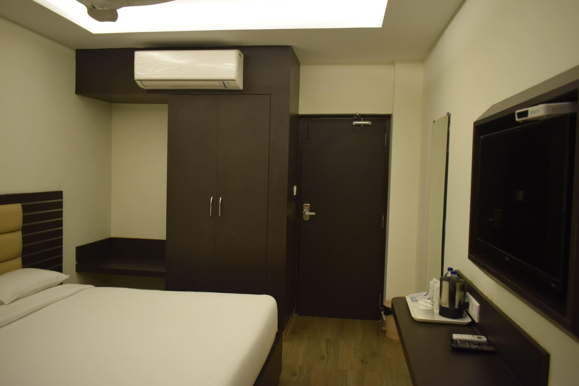 Hotel Sumith Palace Пондичерри Экстерьер фото