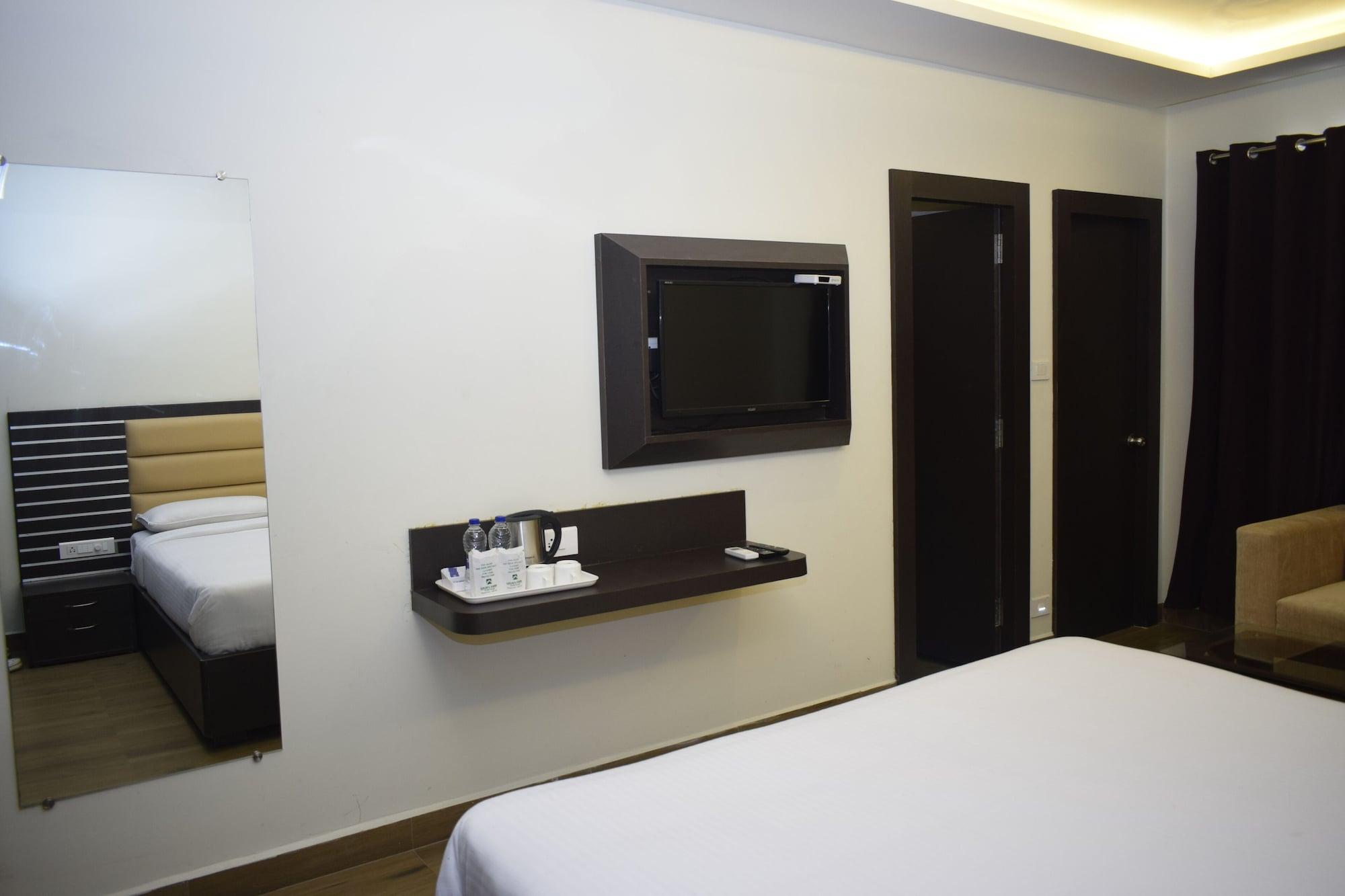 Hotel Sumith Palace Пондичерри Экстерьер фото