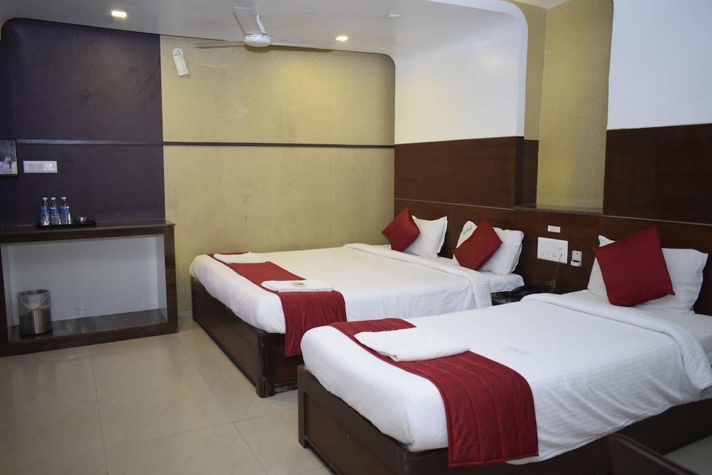 Hotel Sumith Palace Пондичерри Экстерьер фото