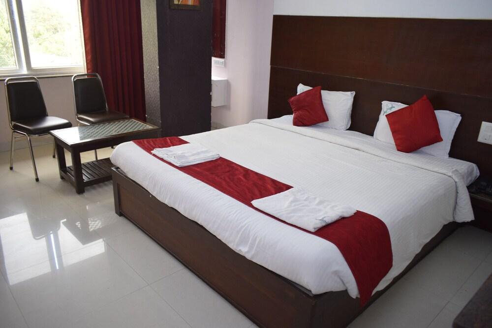 Hotel Sumith Palace Пондичерри Экстерьер фото