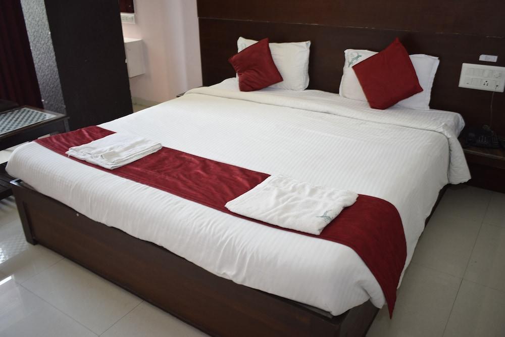 Hotel Sumith Palace Пондичерри Экстерьер фото
