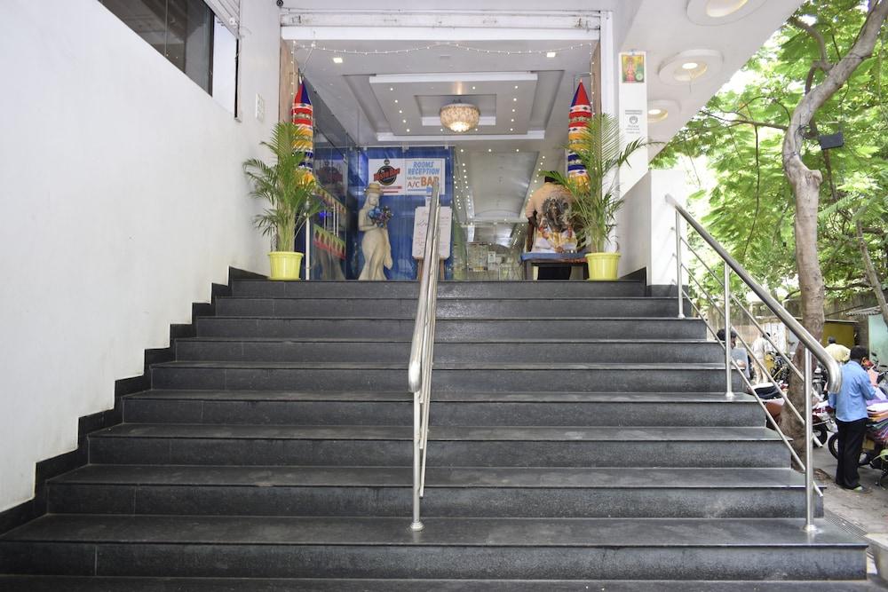 Hotel Sumith Palace Пондичерри Экстерьер фото