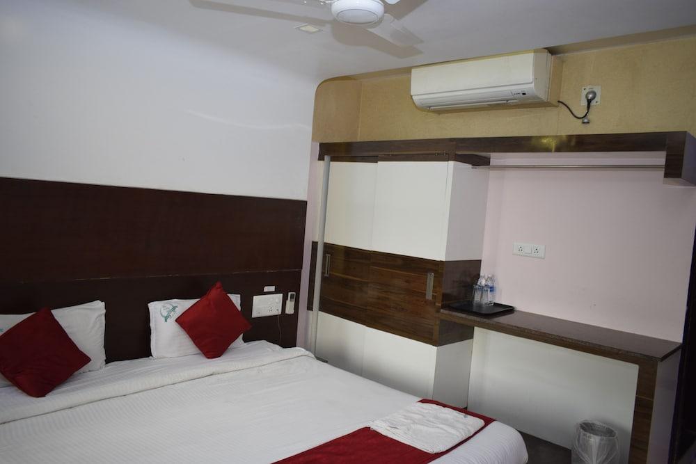 Hotel Sumith Palace Пондичерри Экстерьер фото